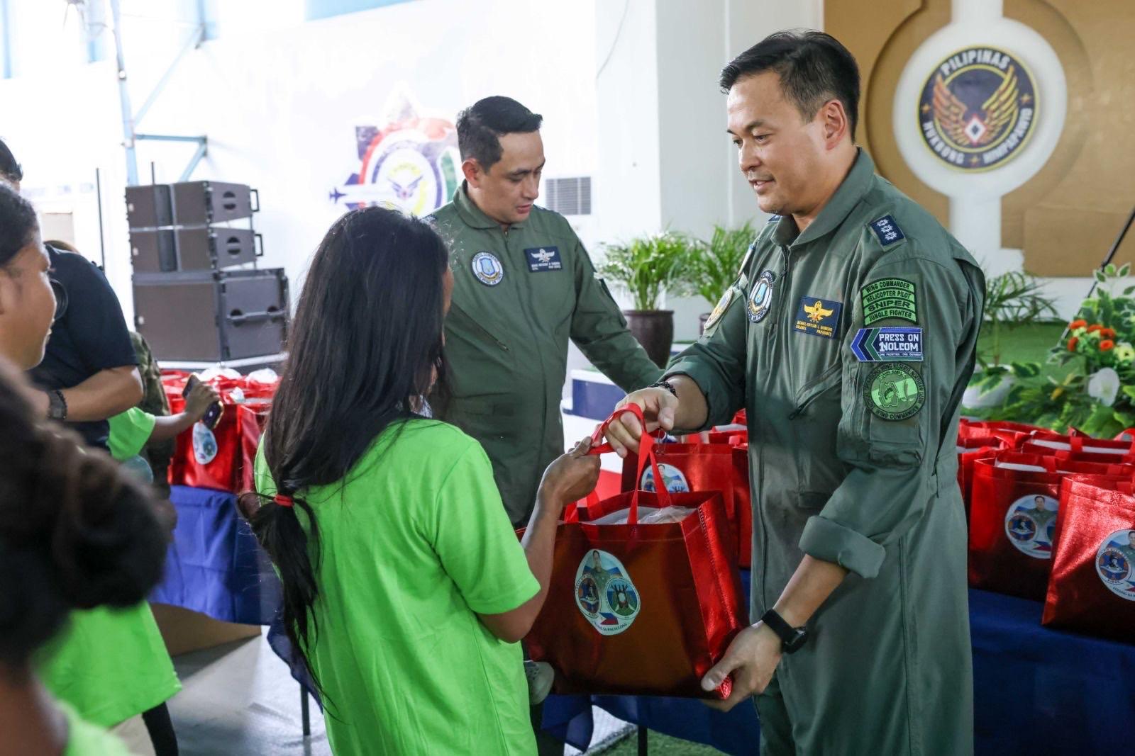 300 Aetas benefit from Tarlac military mission