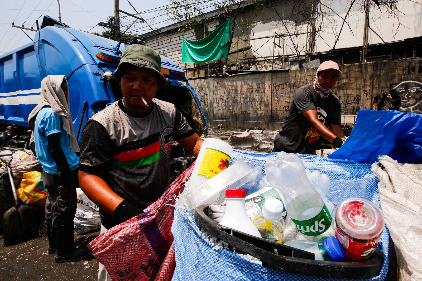 Workers sort waste materials—primarily kitchen scraps—along Road 10 in Tondo, Manila, on the International Day of Zero Waste, 30 March 2026. According to the United Nations Environment Programme's 2024 Food Waste Index Report, the world wastes approximately 1 billion tons of edible food annually, severely impacting both global food security and the environment.