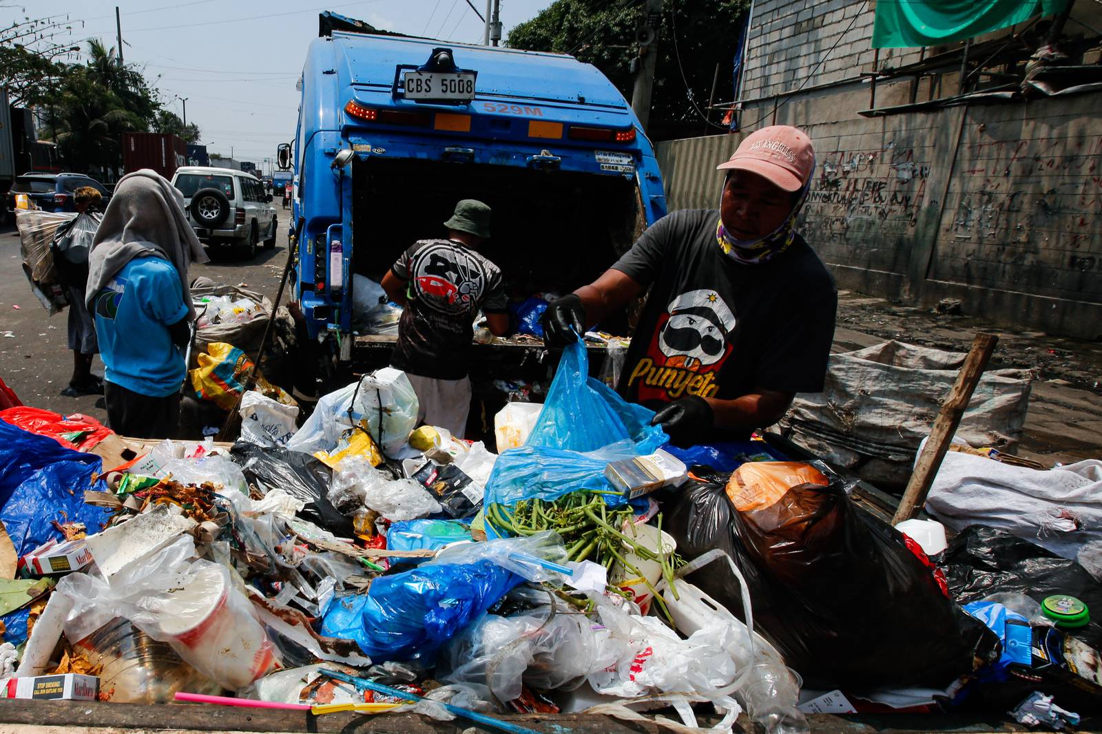 Workers sort waste materials—primarily kitchen scraps—along Road 10 in Tondo, Manila, on the International Day of Zero Waste, 30 March 2026. According to the United Nations Environment Programme's 2024 Food Waste Index Report, the world wastes approximately 1 billion tons of edible food annually, severely impacting both global food security and the environment.