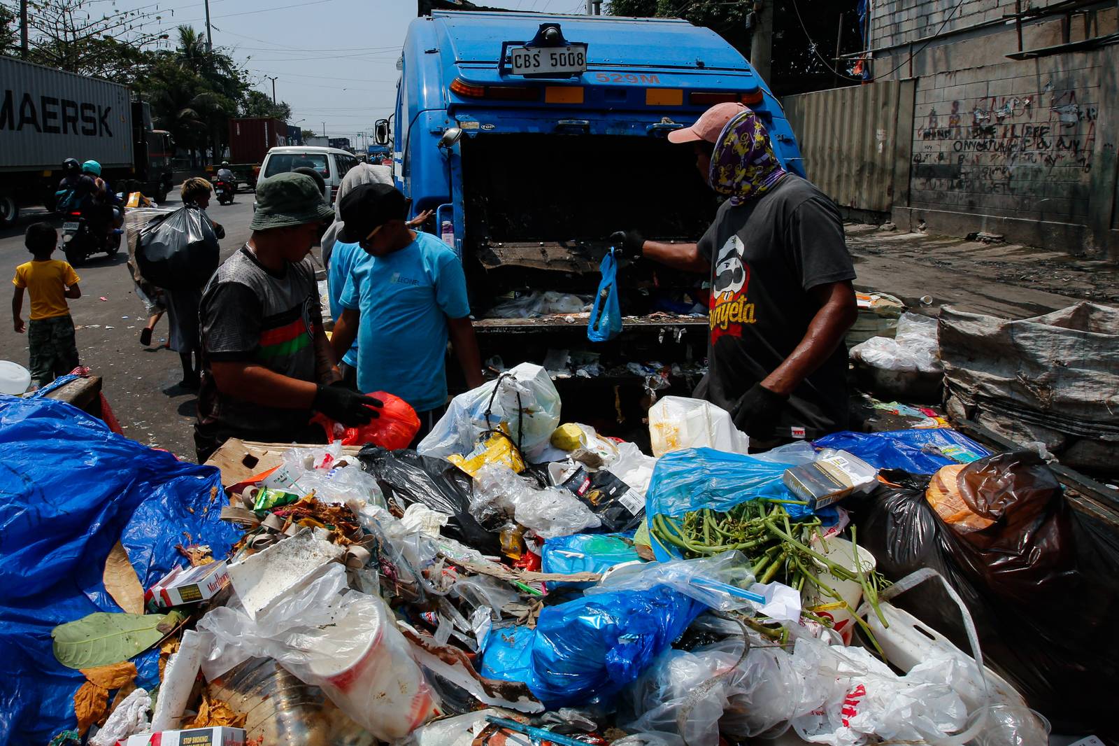 Workers sort waste materials—primarily kitchen scraps—along Road 10 in Tondo, Manila, on the International Day of Zero Waste, 30 March 2026. According to the United Nations Environment Programme's 2024 Food Waste Index Report, the world wastes approximately 1 billion tons of edible food annually, severely impacting both global food security and the environment.