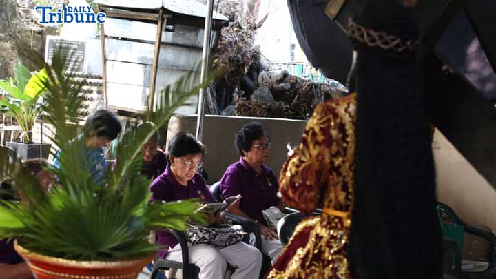 (March 30 2026) Devotees performed the traditional Pabasa, a singing of the Pasyon, a poetic narrative of the life, suffering, death, and resurrection of Jesus Christ at Holy Family Parish in Quezon City on Holy Monday. Photo/Analy Labor