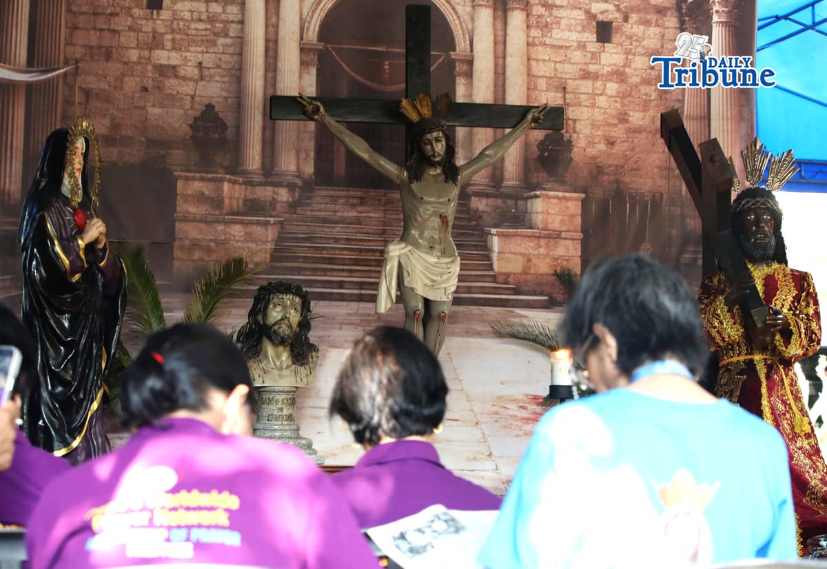 (March 30 2026) Devotees performed the traditional Pabasa, a singing of the Pasyon, a poetic narrative of the life, suffering, death, and resurrection of Jesus Christ at Holy Family Parish in Quezon City on Holy Monday. Photo/Analy Labor