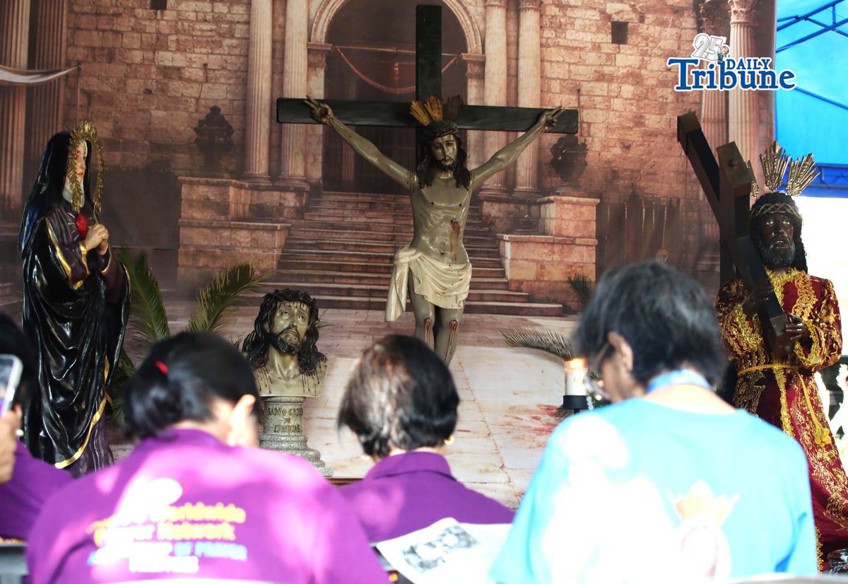 (March 30 2026) Devotees performed the traditional Pabasa, a singing of the Pasyon, a poetic narrative of the life, suffering, death, and resurrection of Jesus Christ at Holy Family Parish in Quezon City on Holy Monday. Photo/Analy Labor