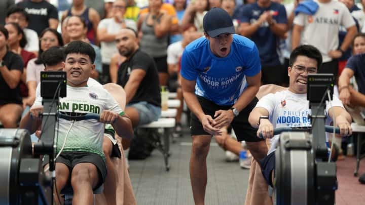 FILIPINO rowers