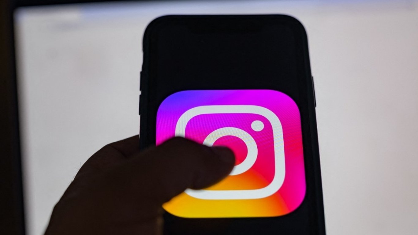 Instagram tests paid perks