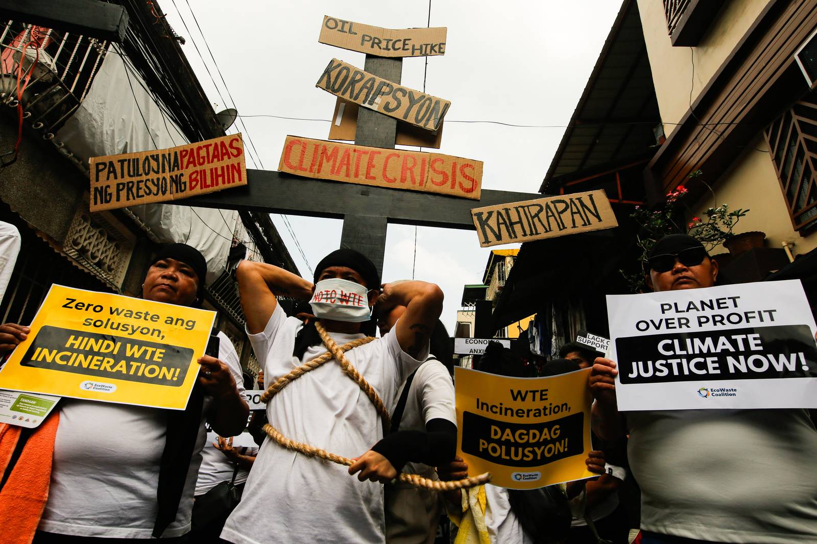 EcoWaste Coalition, alongside local community members and church partners, re-enact the Via Crucis or Way of the Cross through the streets of Tondo on Tuesday 31 March 2026. The procession serves as a powerful call for just and enduring solutions to the waste crisis, climate change, energy instability, and corruption.