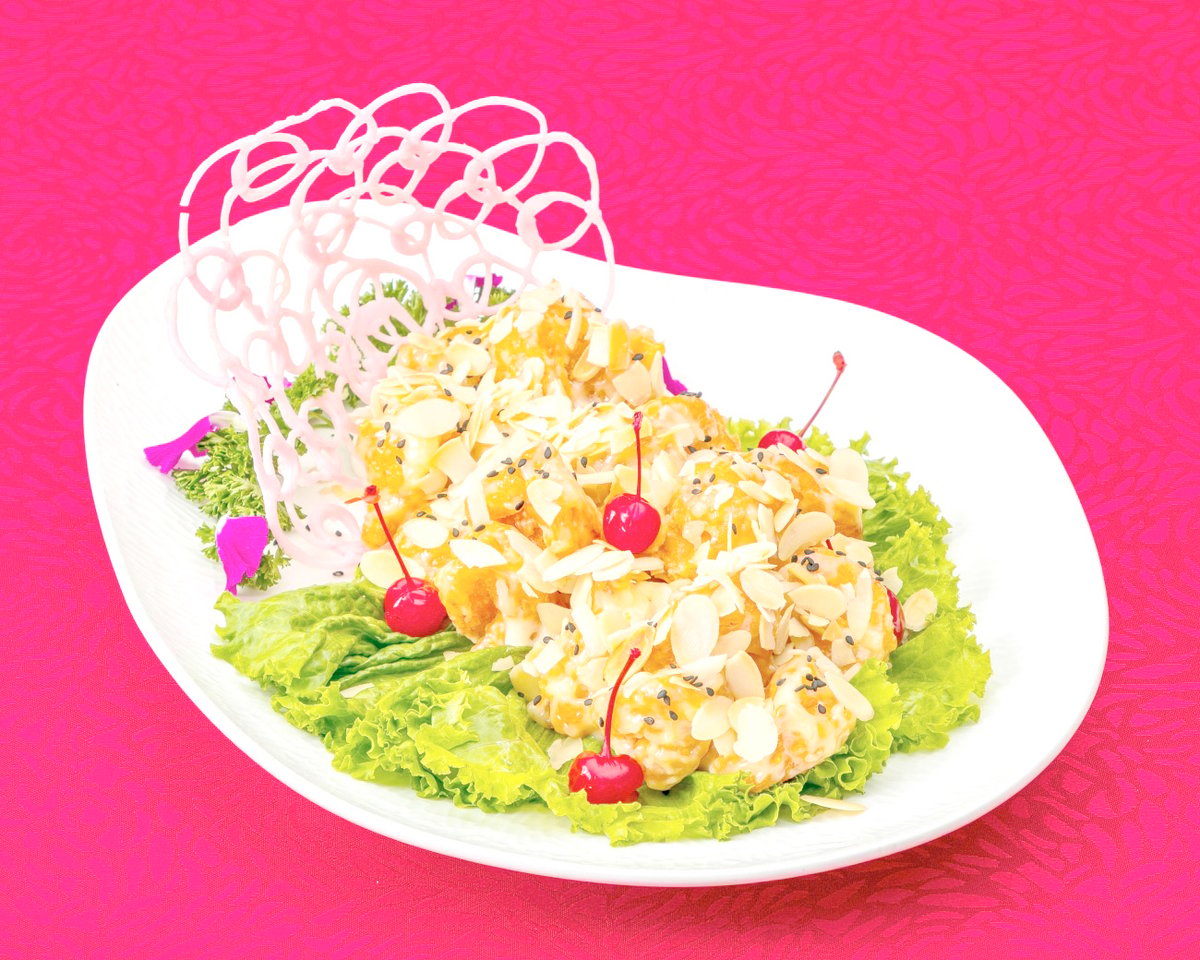 SHRIMPS with almond flakes.