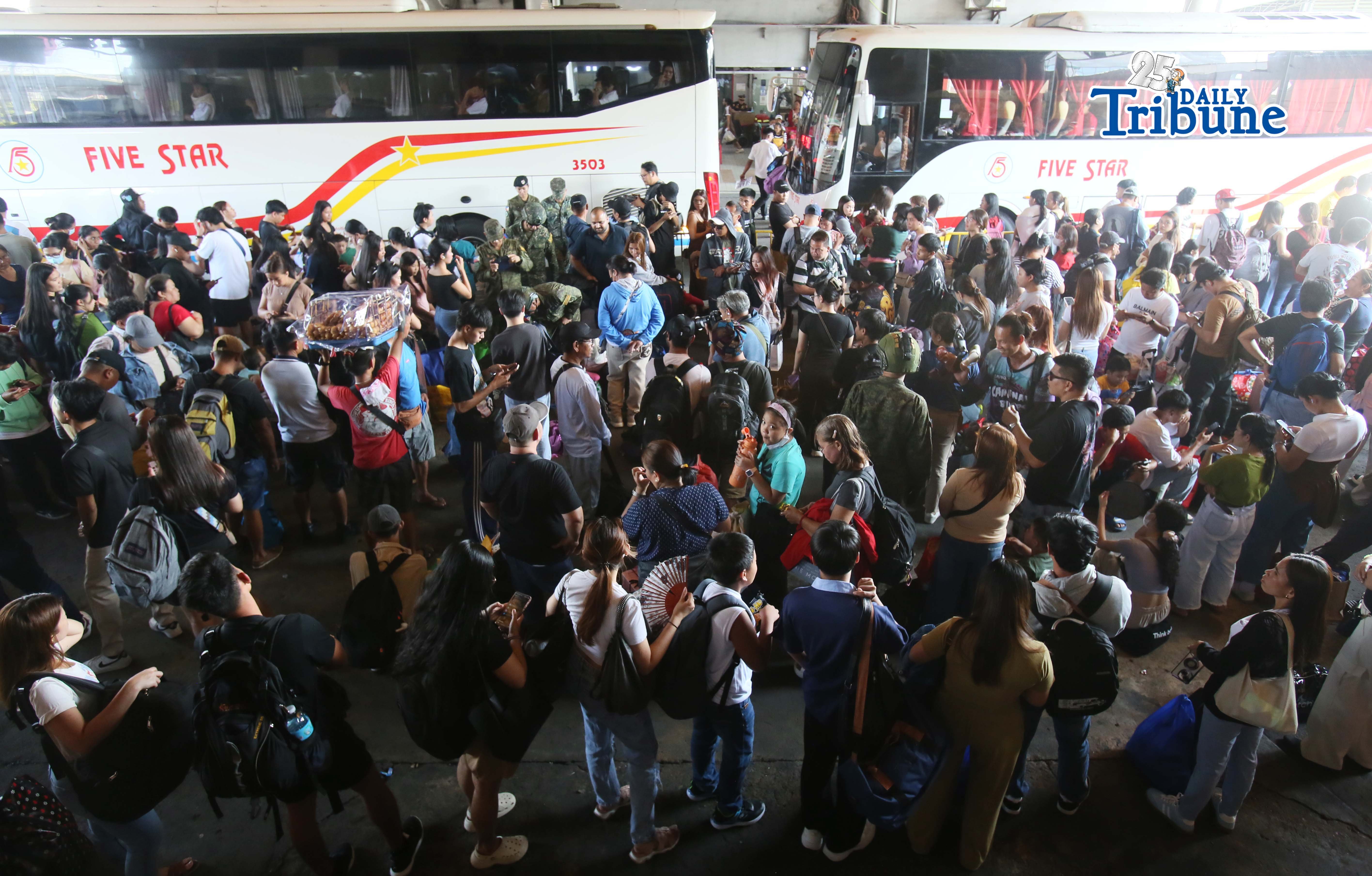 (April 01 2026)  Passengers heading to their respective provinces for Holy Week flock to the Five Star Bus terminal in Quezon City on Holy Wednesday, April 1 2026. Photo/Analy Labor