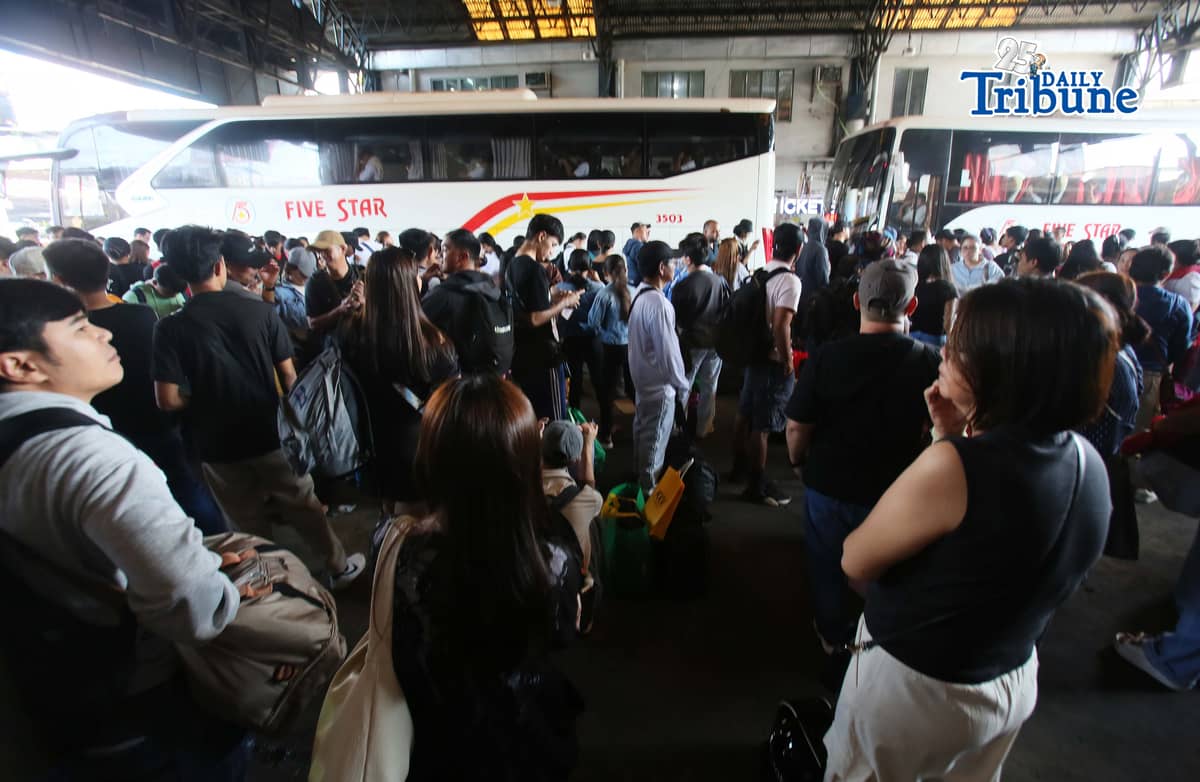 (April 01 2026) Passengers heading to their respective provinces for Holy Week flock to the Five Star Bus terminal in Quezon City on Holy Wednesday, April 1 2026. Photo/Analy Labor