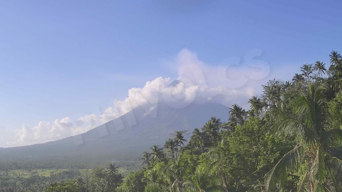 Effusive eruptions continue at Mayon Volcano
