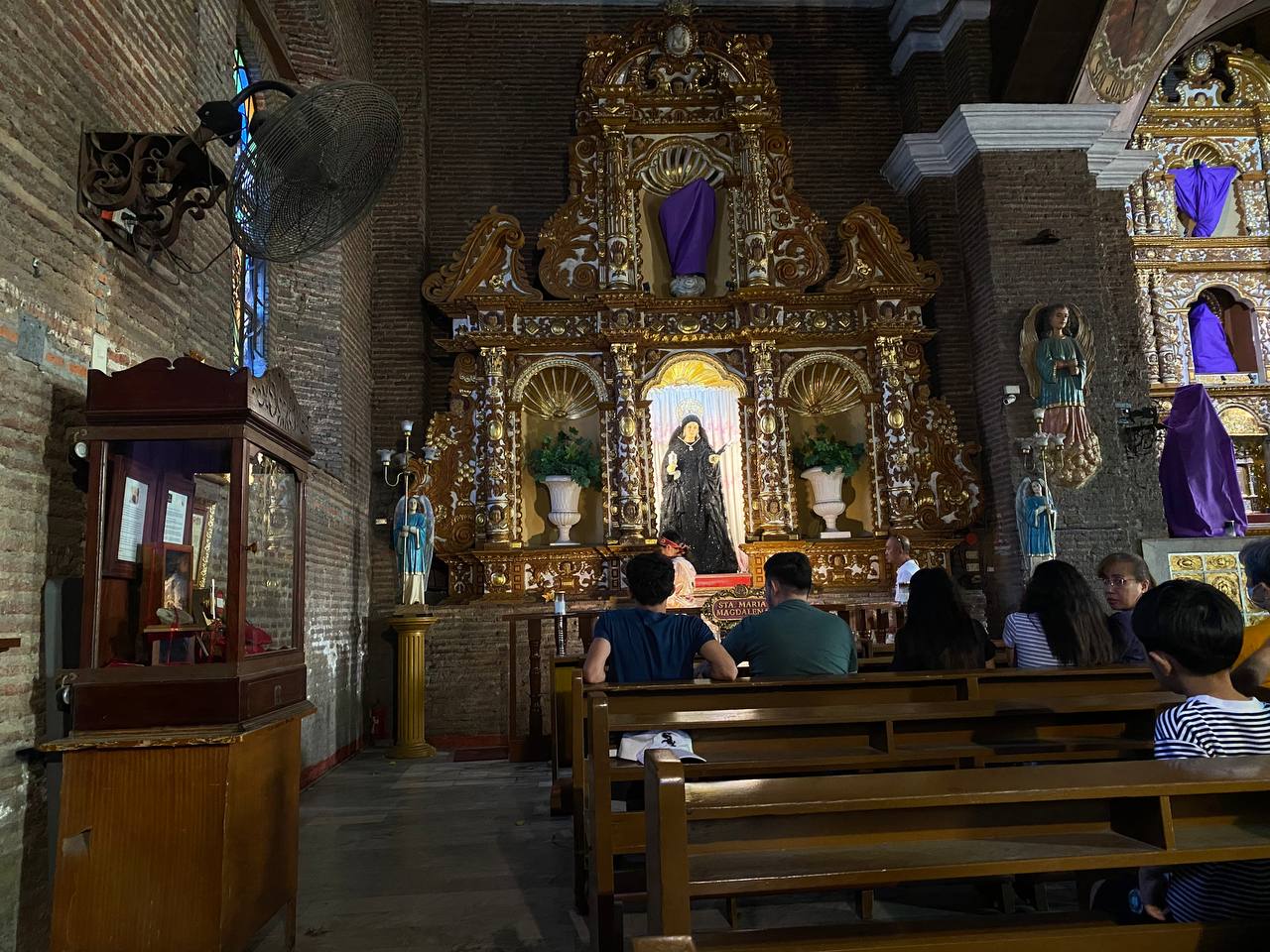 Black Saturday draws quiet devotion as faithful reflect