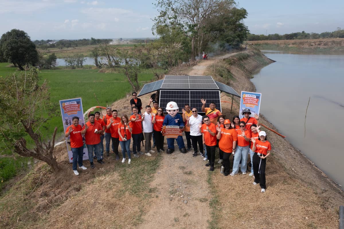SUPPORTING local farmers. The turnover ceremony was attended by Meralco leaders, including chief revenue officer Engr. Ferdinand Geluz, customer retail services head Charina Padua and OMF president Jeffrey Tarayao, and employee-volunteers from Meralco CRS. It was also graced by Cuyapo Mayor Jose Hidalgo Jr., Barangay Bambanaba chair Imelda Dulay, National Irrigation Administration UPRIIS acting department manager Engr. Alvin Manuel and members of Bagong Anyo Namcu FIA led by chairman Alvin Cacho.