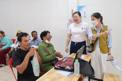 Genocide survivor overcomes blindness thru Tzu Chi