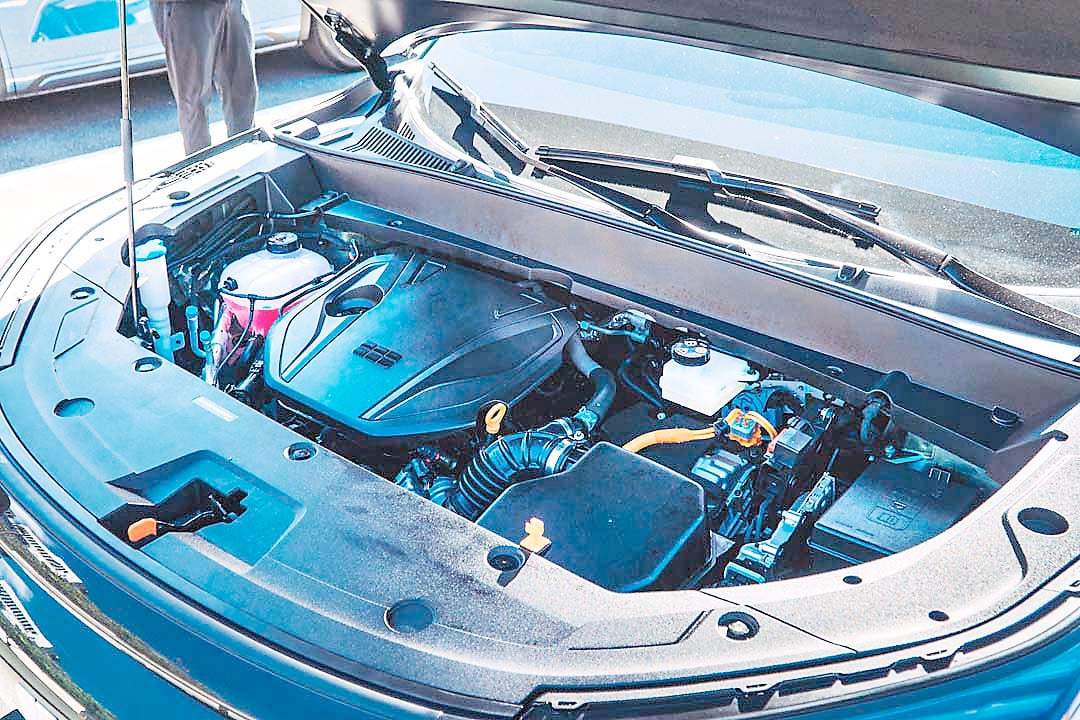 POWERTRAIN combines a 1.5-liter engine with an electric motor as part of Geely’s EM-i hybrid system.