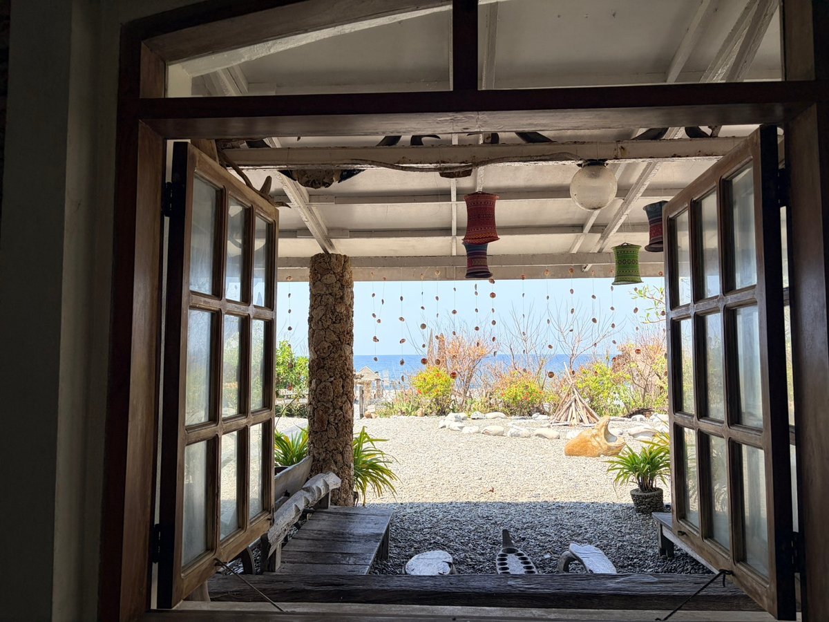 BAHAY na Bato blends stone, sea and art into a space.