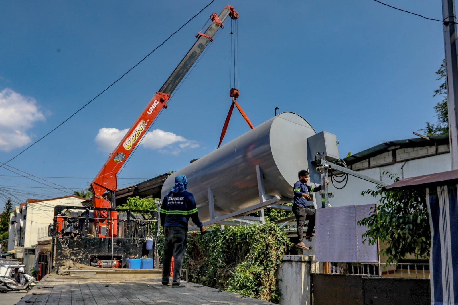 An oil tank containing 12,000 liters of diesel intended for fuel transfer is lifted in Barangay Sacred Heart, QuezonCity on 8 April 2026, as a businessman and a homeowner face possible economic sabotage charges over the alleged hoarding of fuel amid the ongoing crisis. | Aram Lascano