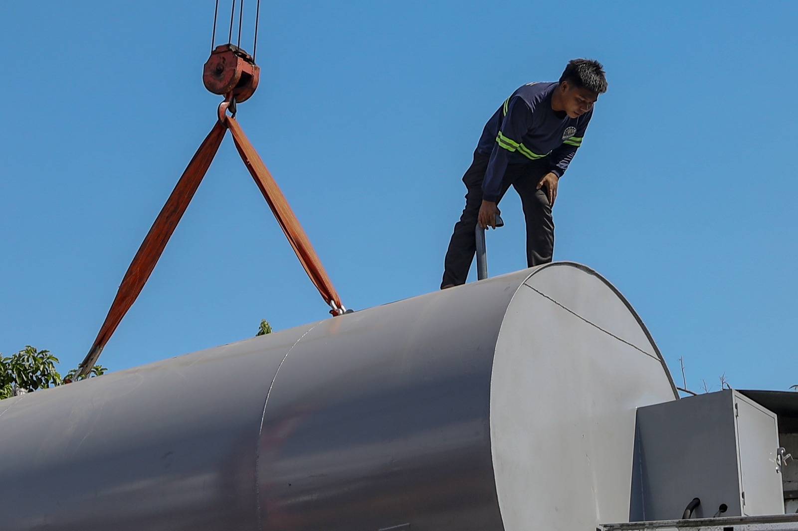 An oil tank containing 12,000 liters of diesel intended for fuel transfer is lifted in Barangay Sacred Heart, QuezonCity on 8 April 2026, as a businessman and a homeowner face possible economic sabotage charges over the alleged hoarding of fuel amid the ongoing crisis. | Aram Lascano