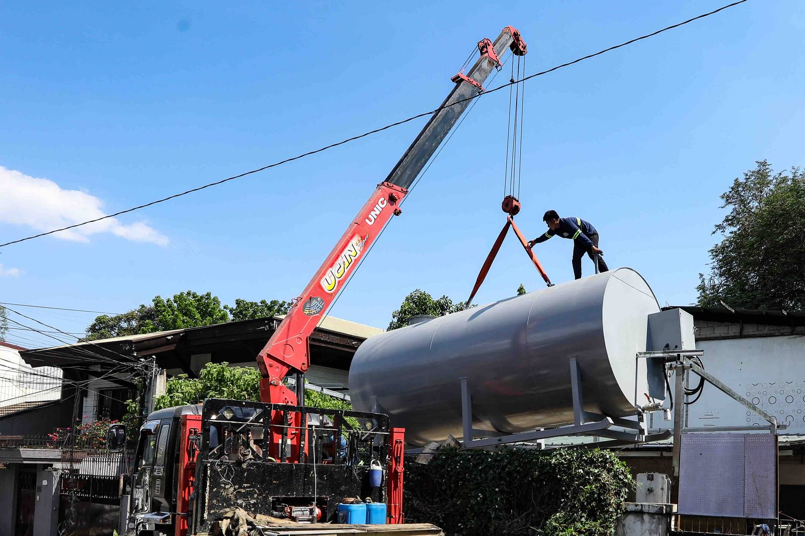 An oil tank containing 12,000 liters of diesel intended for fuel transfer is lifted in Barangay Sacred Heart, QuezonCity on 8 April 2026, as a businessman and a homeowner face possible economic sabotage charges over the alleged hoarding of fuel amid the ongoing crisis. | Aram Lascano