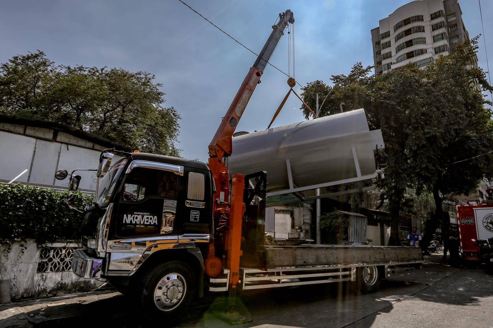 An oil tank containing 12,000 liters of diesel intended for fuel transfer is lifted in Barangay Sacred Heart, QuezonCity on 8 April 2026, as a businessman and a homeowner face possible economic sabotage charges over the alleged hoarding of fuel amid the ongoing crisis. | Aram Lascano