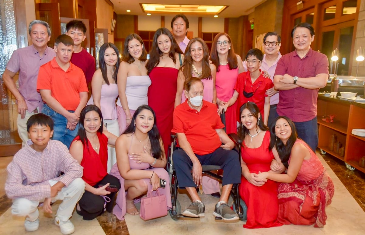 SEVE Villasor, Gina Leonor, Anya Francisco, Jun Leonor, Angela Leonor, Hana Villasor (seated) and Dennis Leonor, David Leonor, Adriel Leonor, Anika Leonor, Monica Leonor, Jorja Villasor, Rean Villasor, Dina Villasor, Lia Colayco, Eiji Colayco, Jaycee Colyaco, JB Leonor (standing).