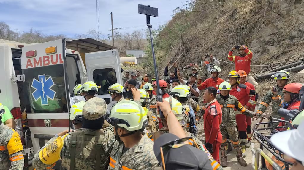 Miner trapped for 2 weeks rescued 
