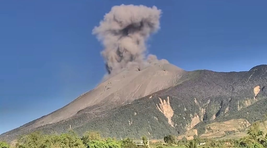 Kanlaon emits 1.2-km ash plume; Alert Level 2 maintained