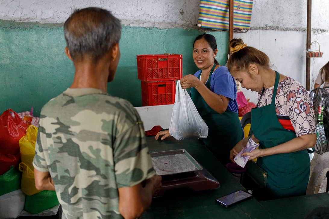 People line up to buy rice priced at P20 per kilo and other farm products at the Kadiwa ng Pangulo Center in Malate, Manila on Friday, 10 April 2026.

Residents said they queued as early as 4 a.m., with some sleeping outside overnight to secure a spot and avail of the subsidized rice under the Bente Bigas program.