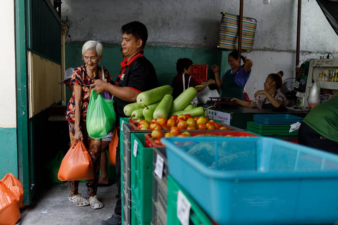 People line up to buy rice priced at P20 per kilo and other farm products at the Kadiwa ng Pangulo Center in Malate, Manila on Friday, 10 April 2026.

Residents said they queued as early as 4 a.m., with some sleeping outside overnight to secure a spot and avail of the subsidized rice under the Bente Bigas program.