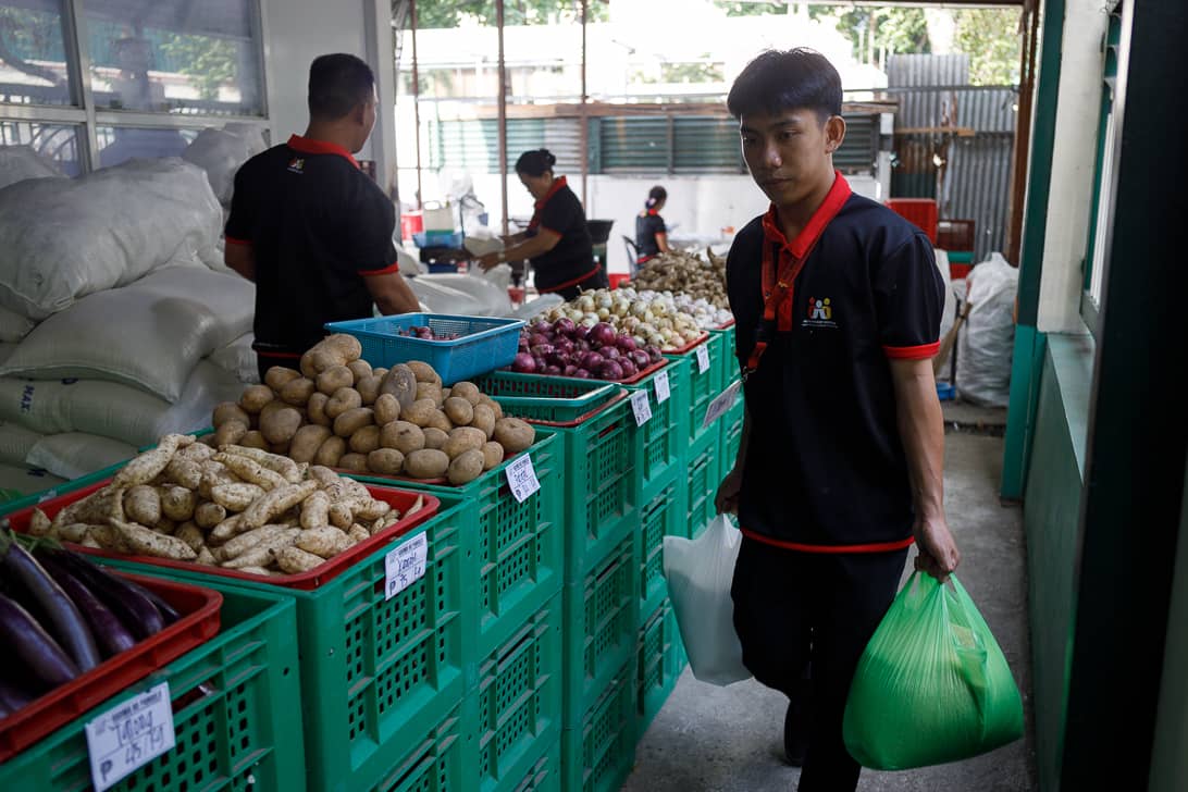 People line up to buy rice priced at P20 per kilo and other farm products at the Kadiwa ng Pangulo Center in Malate, Manila on Friday, 10 April 2026.

Residents said they queued as early as 4 a.m., with some sleeping outside overnight to secure a spot and avail of the subsidized rice under the Bente Bigas program.