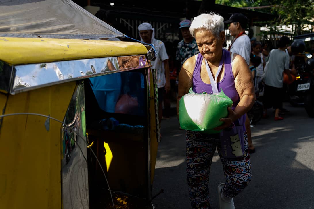 People line up to buy rice priced at P20 per kilo and other farm products at the Kadiwa ng Pangulo Center in Malate, Manila on Friday, 10 April 2026.

Residents said they queued as early as 4 a.m., with some sleeping outside overnight to secure a spot and avail of the subsidized rice under the Bente Bigas program.