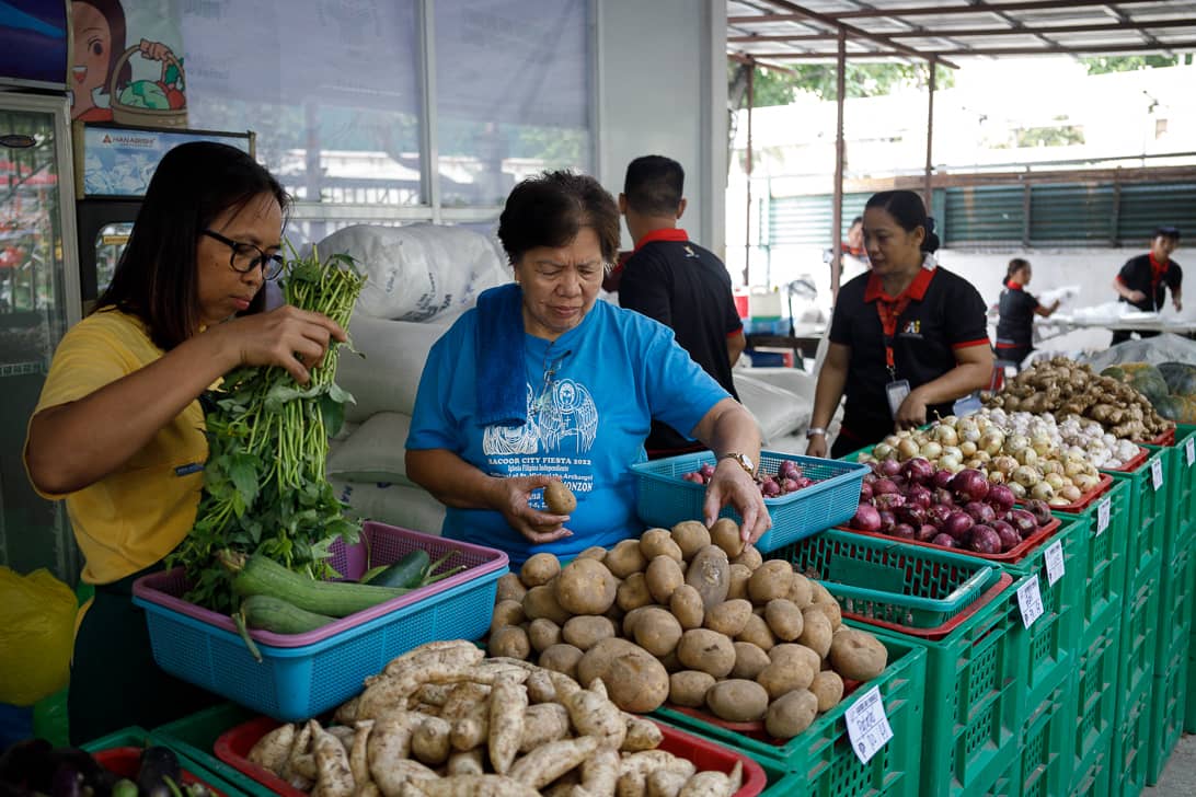 People line up to buy rice priced at P20 per kilo and other farm products at the Kadiwa ng Pangulo Center in Malate, Manila on Friday, 10 April 2026.

Residents said they queued as early as 4 a.m., with some sleeping outside overnight to secure a spot and avail of the subsidized rice under the Bente Bigas program.