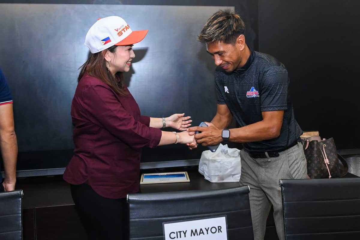 GREEN light. Dasmariñas City Mayor Jenny Barzaga shakes the hand of a member of the Azkals, the Philippine men’s national football team.