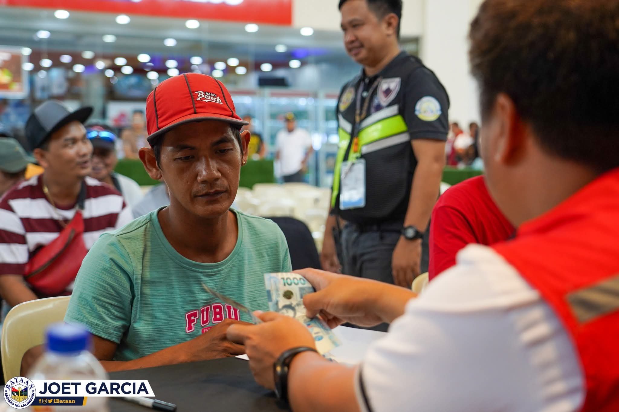 3,320 tricycle drivers get cash relief in Balanga City