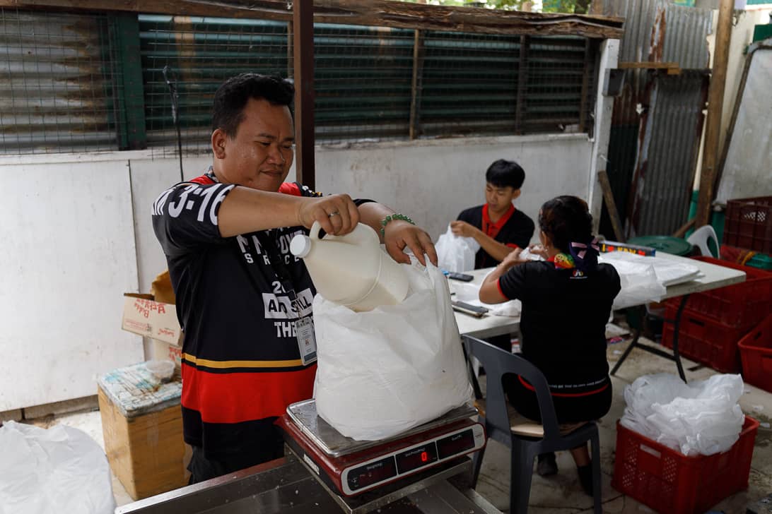 People line up to buy rice priced at P20 per kilo and other farm products at the Kadiwa ng Pangulo Center in Malate, Manila on Friday, 10 April 2026.

Residents said they queued as early as 4 a.m., with some sleeping outside overnight to secure a spot and avail of the subsidized rice under the Bente Bigas program.