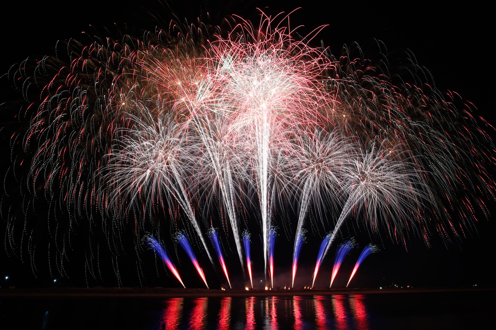 Spain's Hermanos Caballer paints the Manila Bay night skies during the fifth and final week of the Philippine International Pyromusical Competition at the SM Mall of Asia, Pasay City, on 11 April 2026. The United Kingdom's Pyrotex Fireworks Ltd. was crowned this year’s Grand Champion, followed by China's Liuyang Polaris Fireworks Co. Ltd. in second place, and Germany's Steffes-Ollig Feuerwerk rounding out the podium.