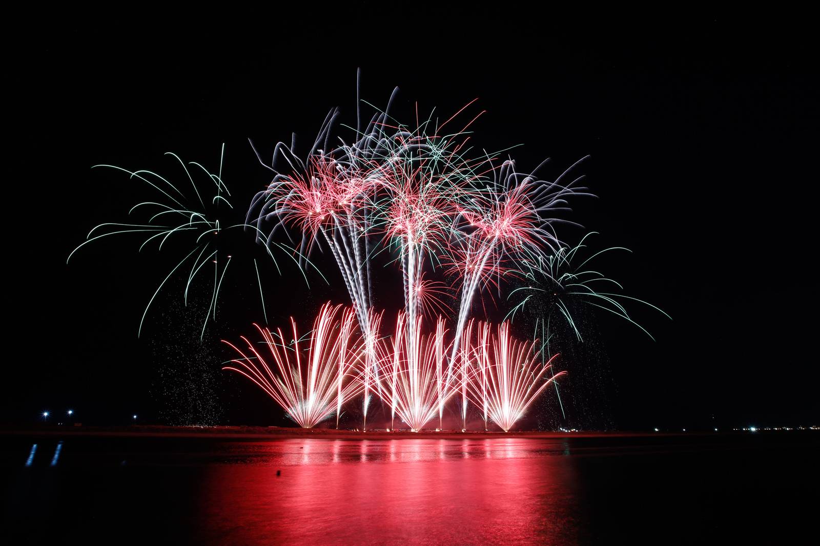 Spain's Hermanos Caballer paints the Manila Bay night skies during the fifth and final week of the Philippine International Pyromusical Competition at the SM Mall of Asia, Pasay City, on 11 April 2026. The United Kingdom's Pyrotex Fireworks Ltd. was crowned this year’s Grand Champion, followed by China's Liuyang Polaris Fireworks Co. Ltd. in second place, and Germany's Steffes-Ollig Feuerwerk rounding out the podium.