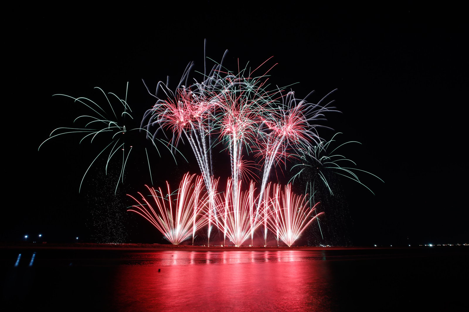 Spain's Hermanos Caballer paints the Manila Bay night skies during the fifth and final week of the Philippine International Pyromusical Competition at the SM Mall of Asia, Pasay City, on 11 April 2026. The United Kingdom's Pyrotex Fireworks Ltd. was crowned this year’s Grand Champion, followed by China's Liuyang Polaris Fireworks Co. Ltd. in second place, and Germany's Steffes-Ollig Feuerwerk rounding out the podium.