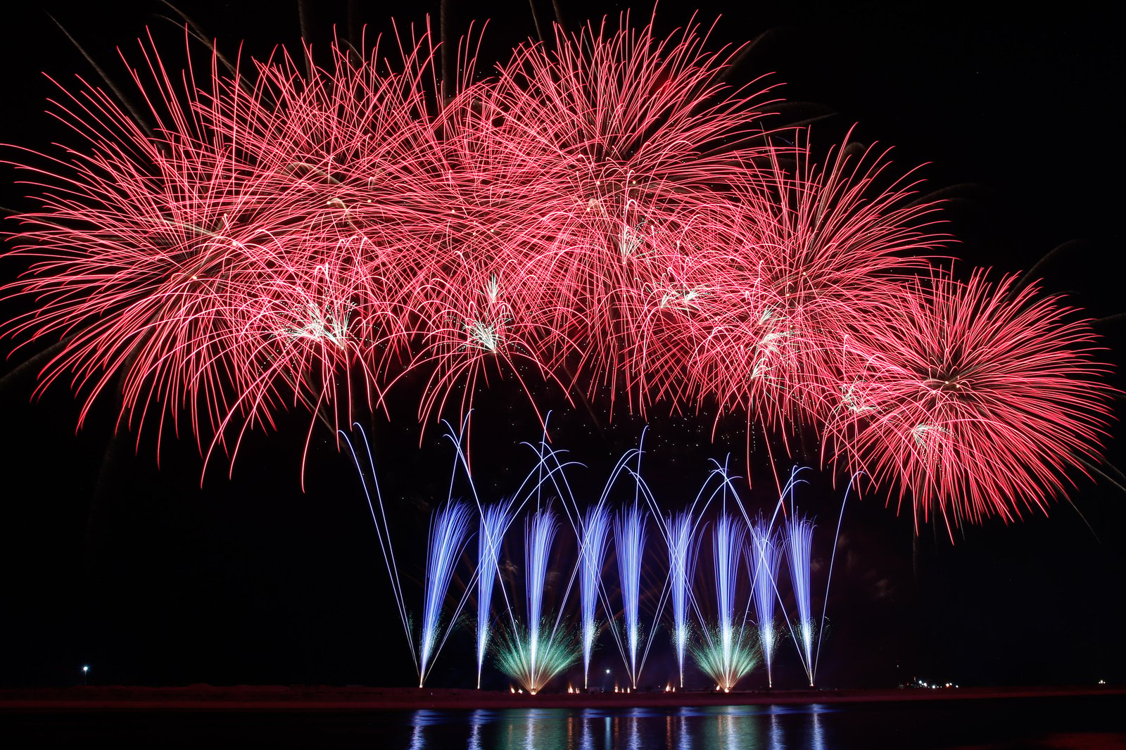 Spain's Hermanos Caballer paints the Manila Bay night skies during the fifth and final week of the Philippine International Pyromusical Competition at the SM Mall of Asia, Pasay City, on 11 April 2026. The United Kingdom's Pyrotex Fireworks Ltd. was crowned this year’s Grand Champion, followed by China's Liuyang Polaris Fireworks Co. Ltd. in second place, and Germany's Steffes-Ollig Feuerwerk rounding out the podium.