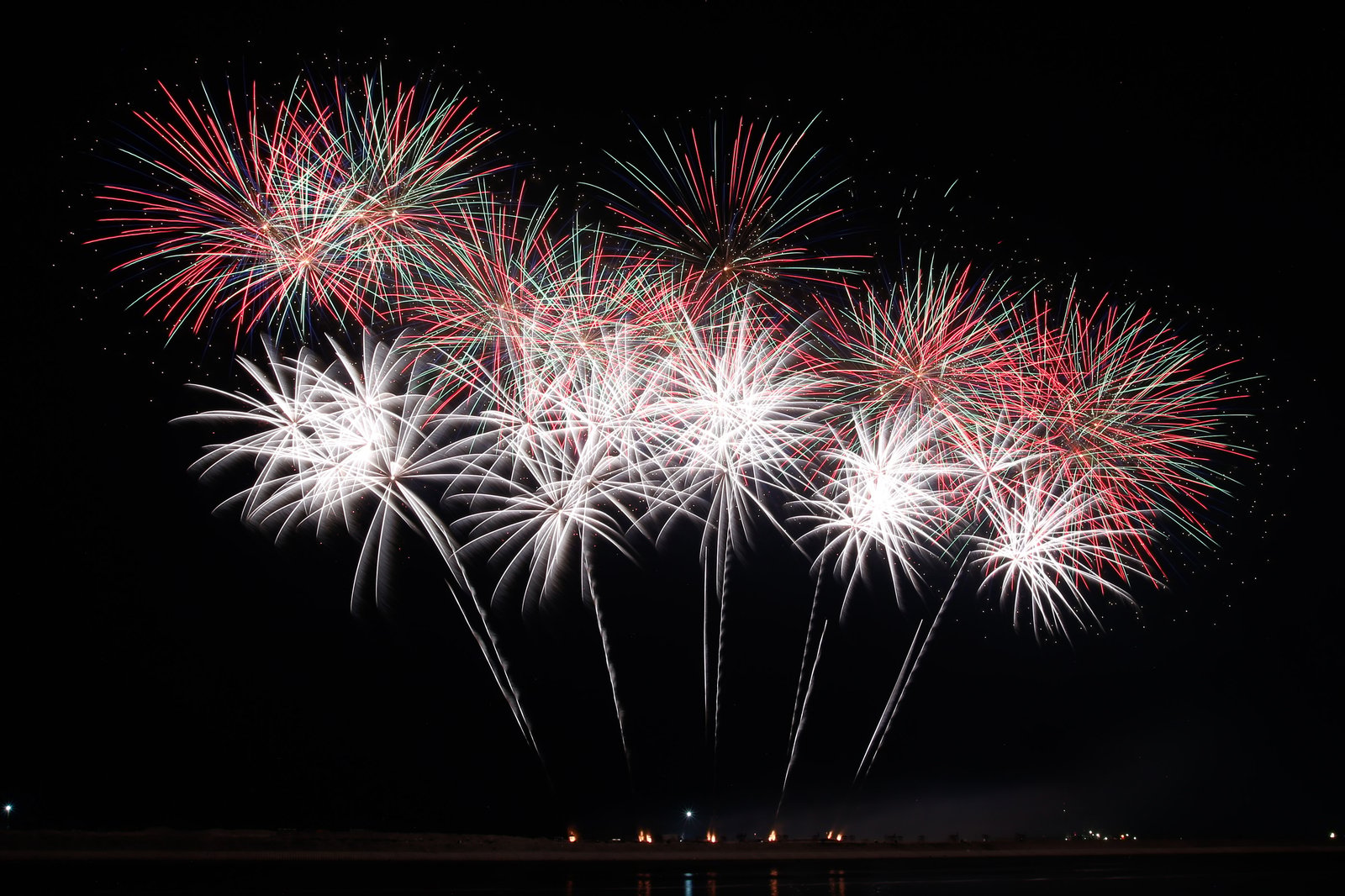 Spain's Hermanos Caballer paints the Manila Bay night skies during the fifth and final week of the Philippine International Pyromusical Competition at the SM Mall of Asia, Pasay City, on 11 April 2026. The United Kingdom's Pyrotex Fireworks Ltd. was crowned this year’s Grand Champion, followed by China's Liuyang Polaris Fireworks Co. Ltd. in second place, and Germany's Steffes-Ollig Feuerwerk rounding out the podium.