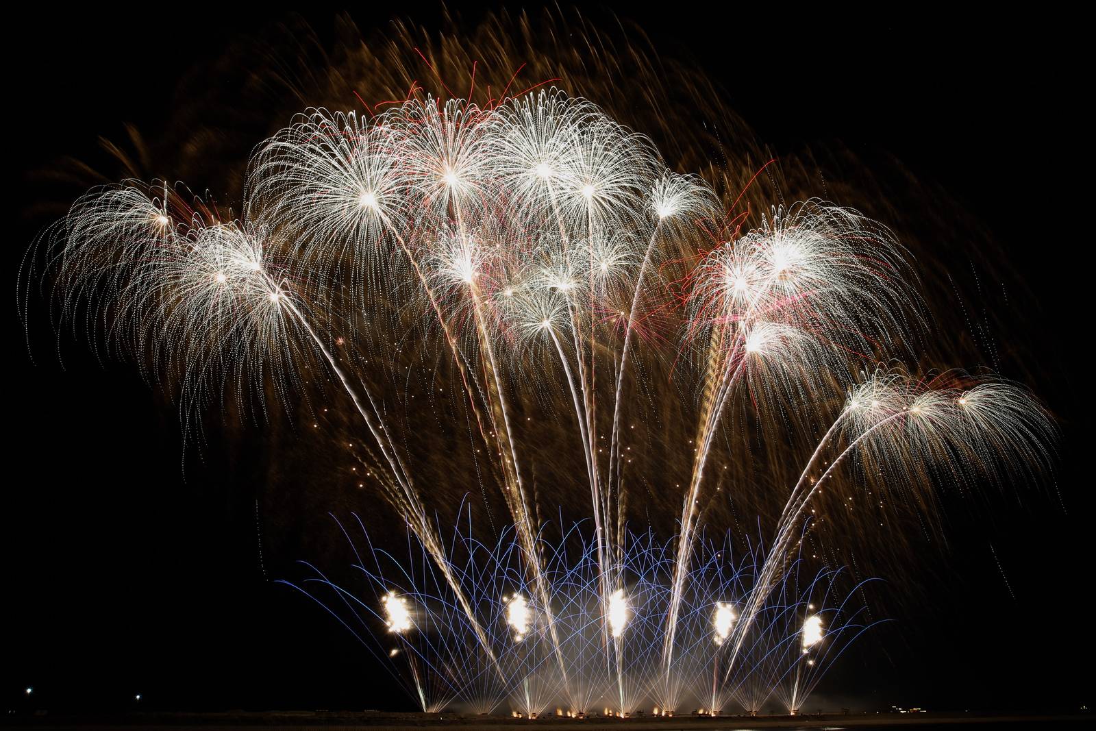 Spain's Hermanos Caballer paints the Manila Bay night skies during the fifth and final week of the Philippine International Pyromusical Competition at the SM Mall of Asia, Pasay City, on 11 April 2026. The United Kingdom's Pyrotex Fireworks Ltd. was crowned this year’s Grand Champion, followed by China's Liuyang Polaris Fireworks Co. Ltd. in second place, and Germany's Steffes-Ollig Feuerwerk rounding out the podium.