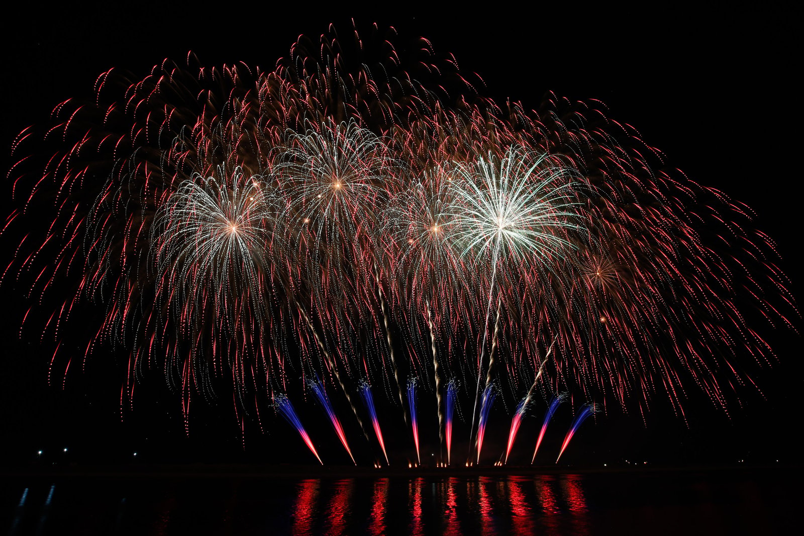 Spain's Hermanos Caballer paints the Manila Bay night skies during the fifth and final week of the Philippine International Pyromusical Competition at the SM Mall of Asia, Pasay City, on 11 April 2026. The United Kingdom's Pyrotex Fireworks Ltd. was crowned this year’s Grand Champion, followed by China's Liuyang Polaris Fireworks Co. Ltd. in second place, and Germany's Steffes-Ollig Feuerwerk rounding out the podium.