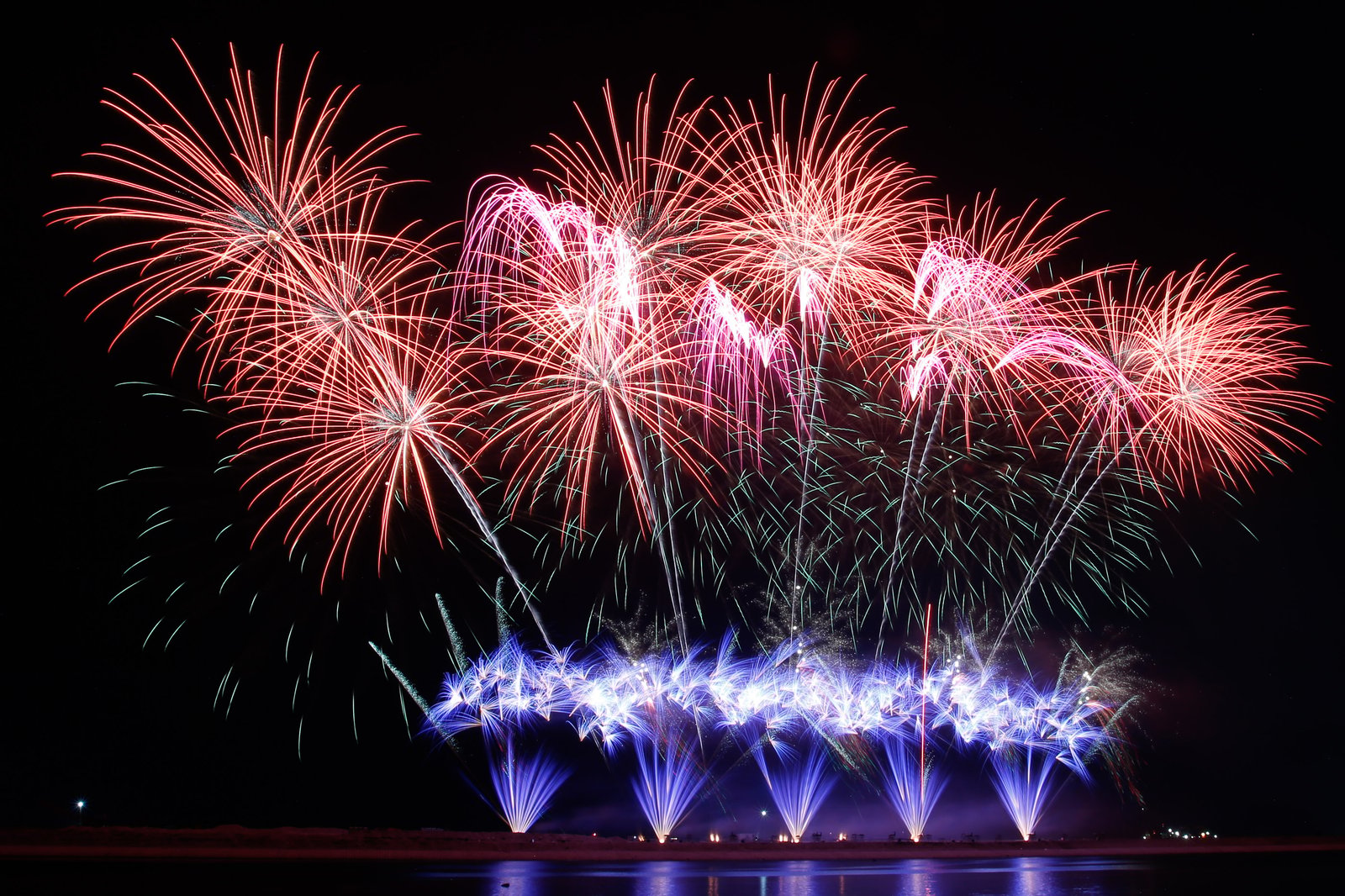 Spain's Hermanos Caballer paints the Manila Bay night skies during the fifth and final week of the Philippine International Pyromusical Competition at the SM Mall of Asia, Pasay City, on 11 April 2026. The United Kingdom's Pyrotex Fireworks Ltd. was crowned this year’s Grand Champion, followed by China's Liuyang Polaris Fireworks Co. Ltd. in second place, and Germany's Steffes-Ollig Feuerwerk rounding out the podium.
