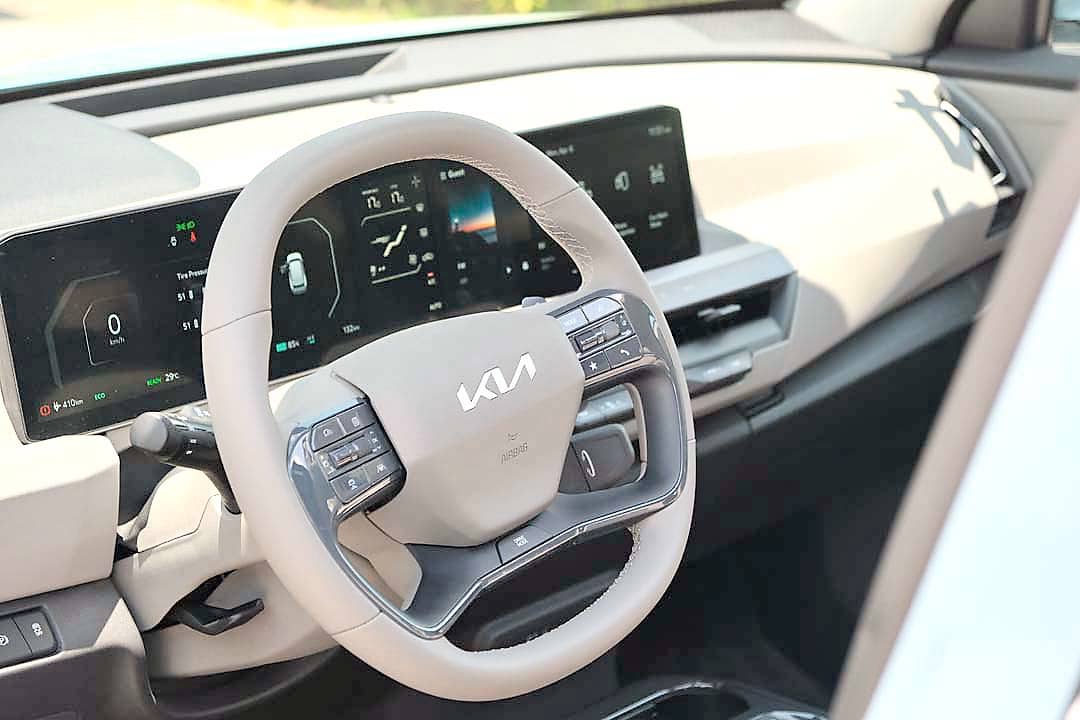 A DUAL-SCREEN layout defines the EV5 cabin with infotainment and instrument displays.