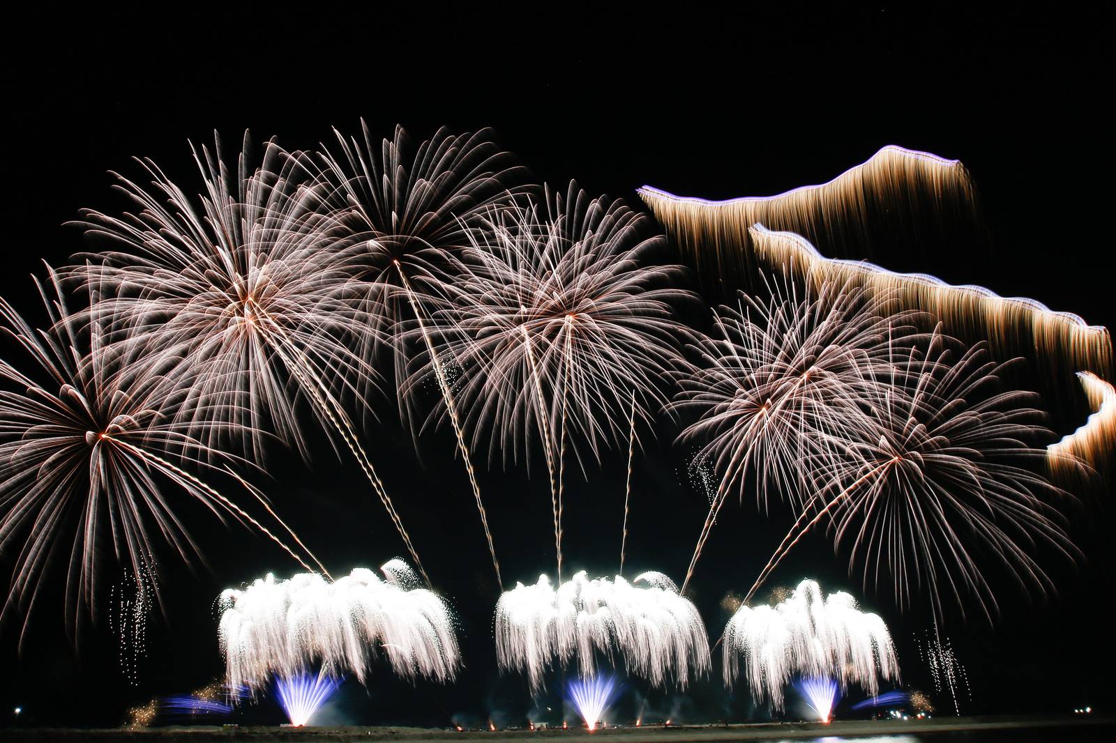 Philippines' Platinum Fireworks Incorporated lights up the Manila Bay skies during the finale exhibition of the 13th Philippine International Pyromusical Competition at the SM Mall of Asia in Pasay City on 11 April 2026. Pyrotex Fireworx from the United Kingdom took this year's championship title, besting seven other competing countries.