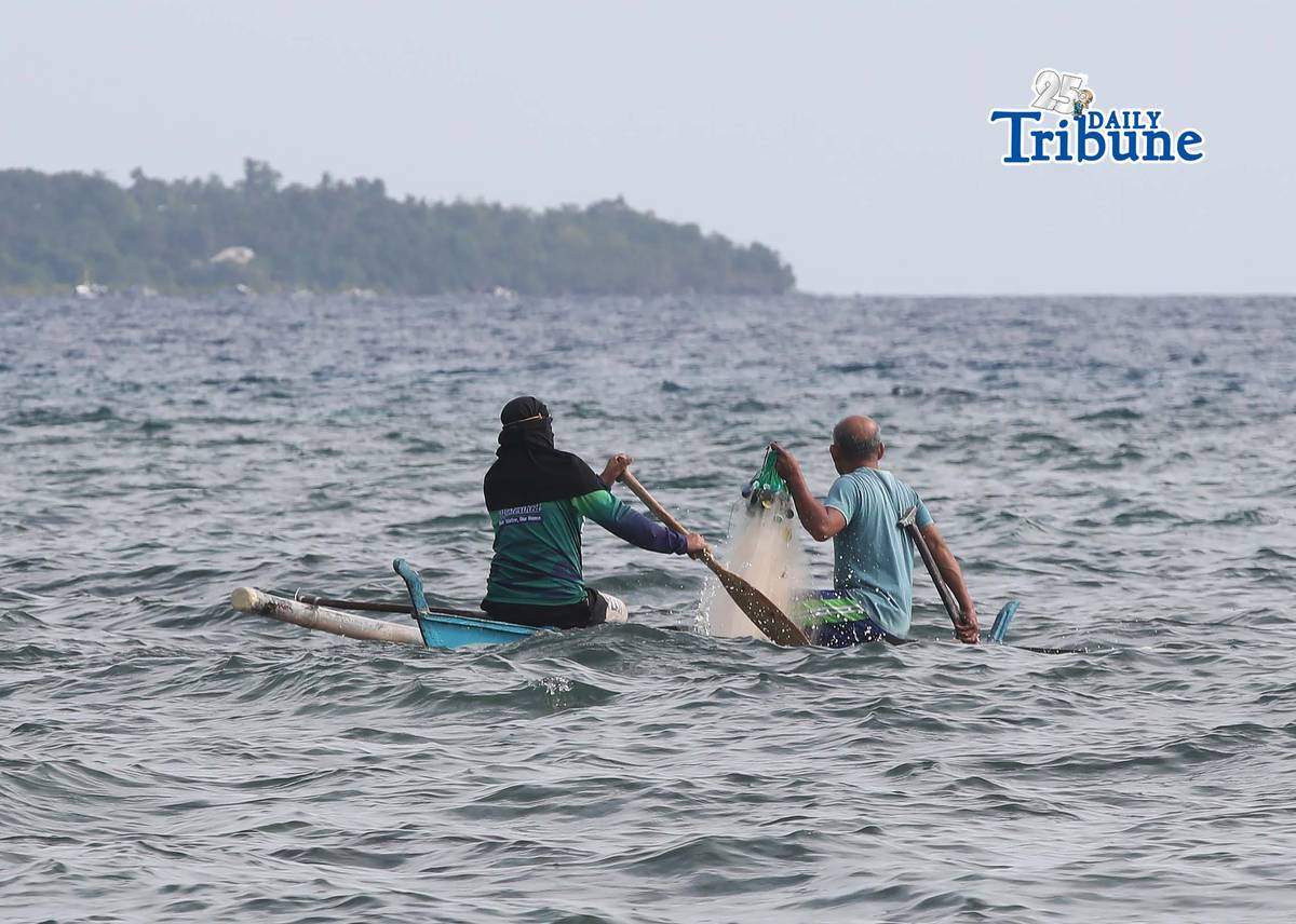 (April 11 2026) Fishermen riding a boat carrying fishnet, looking for a fish to catch at Sandingan island, Brgy. Basdio, Loon Bohol on Saturday April 11, 2026. Photo/Analy Labor