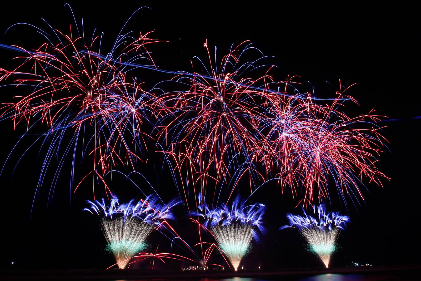 Philippines' Platinum Fireworks Incorporated lights up the Manila Bay skies during the finale exhibition of the 13th Philippine International Pyromusical Competition at the SM Mall of Asia in Pasay City on 11 April 2026. Pyrotex Fireworx from the United Kingdom took this year's championship title, besting seven other competing countries.