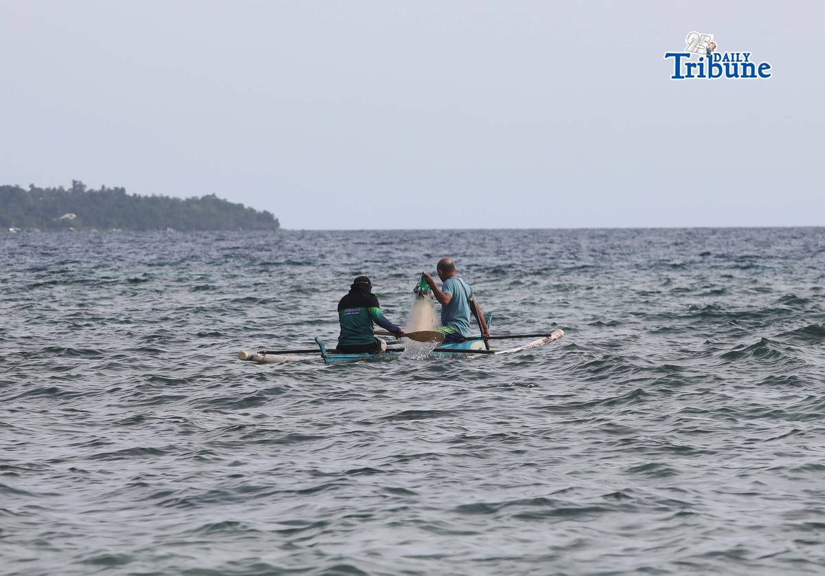 (April 11 2026) Fishermen riding a boat carrying fishnet, looking for a fish to catch at Sandingan island, Brgy. Basdio, Loon Bohol on Saturday April 11, 2026. Photo/Analy Labor