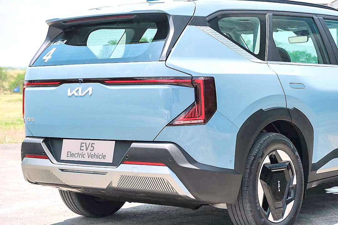 REAR design follows a clean and balanced shape that matches the EV5 electric SUV profile.