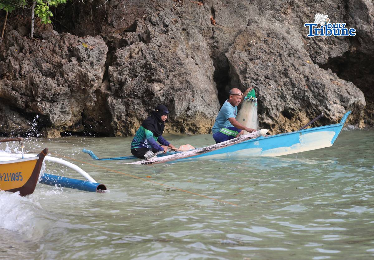 (April 11 2026) Fishermen riding a boat carrying fishnet, looking for a fish to catch at Sandingan island, Brgy. Basdio, Loon Bohol on Saturday April 11, 2026. Photo/Analy Labor