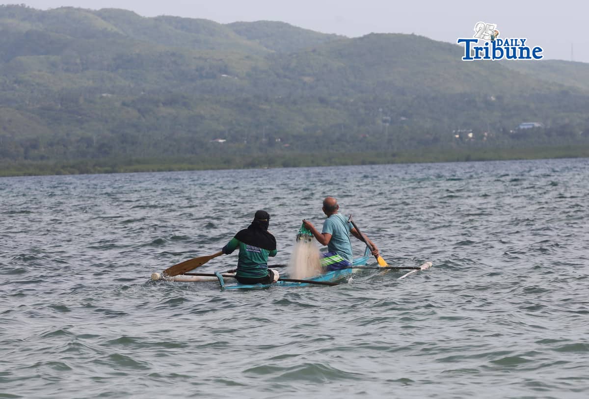 (April 11 2026) Fishermen riding a boat carrying fishnet, looking for a fish to catch at Sandingan island, Brgy. Basdio, Loon Bohol on Saturday April 11, 2026. Photo/Analy Labor